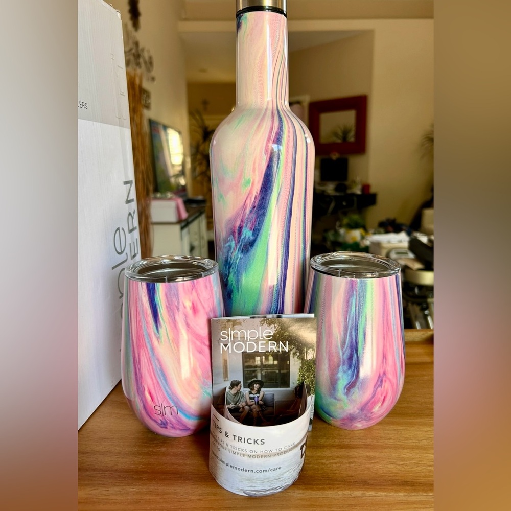 NIB
Simple Modern Beverage Bundle 
1 25 oz. Beverage Bottle
2 12oz Tumblers - Picture 2 of 8